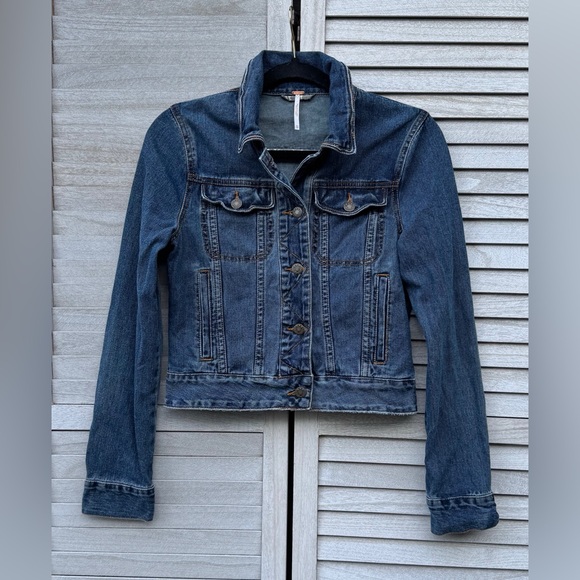Free People Medium Blue Jean Jacket. Great Condition. Size XS. Denim Jacket - Picture 7 of 15